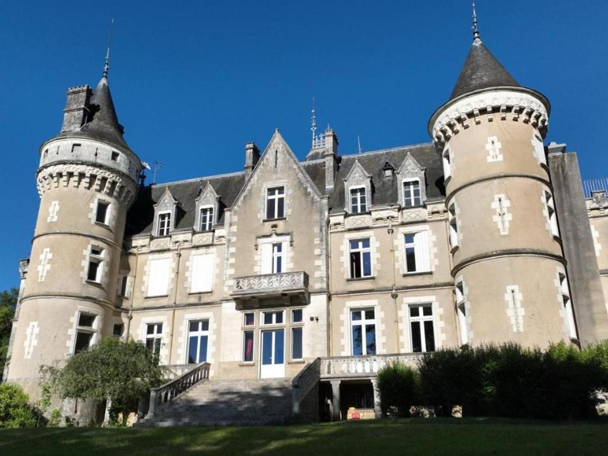 Sejour De Charme Au Chateau Avec Petit-Dejeuner Et Parking - Fr-1-591-705 Cluis Extérieur photo